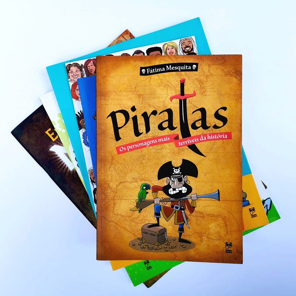 Conjuntos de livros com o livro superior com a capa escrito Piratas